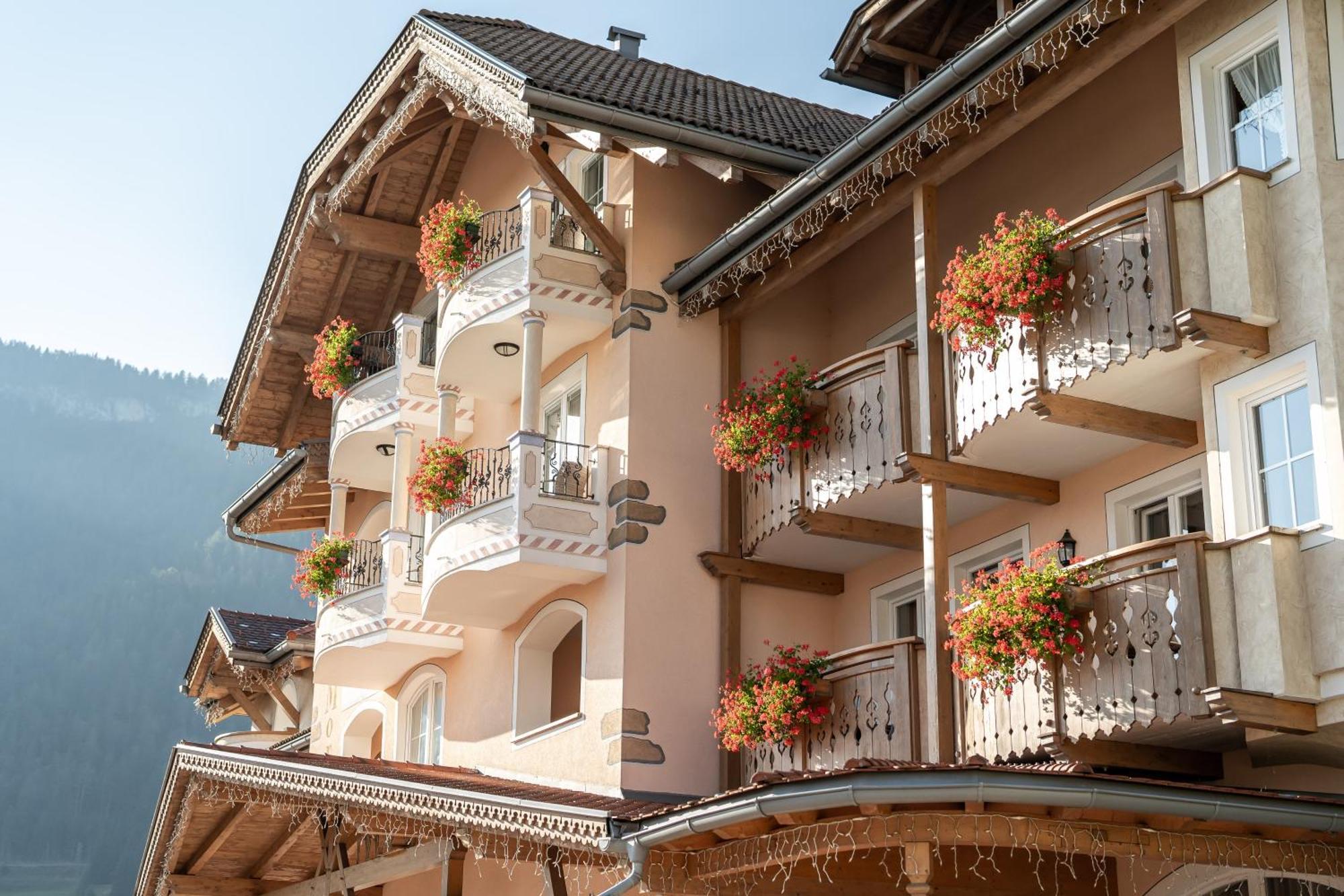 Hotel Chalet Sas Morin Pozza di Fassa Exterior photo